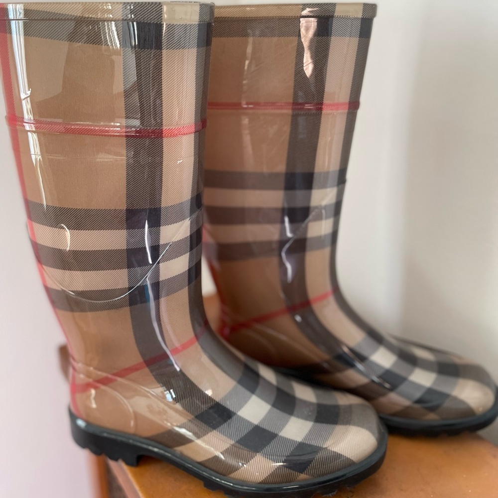 100% Authentic Burberry Rain Boots. Still very firm and in good condition.